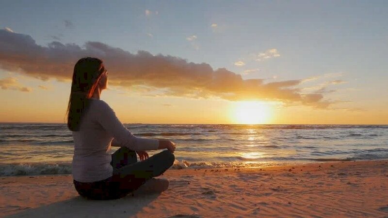 Cô gái ngồi một mình trước biển, ảnh biển buồn-một mình một cõi.