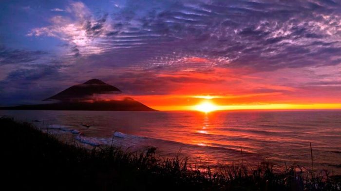 Ảnh biển buồn lúc chiều tà, cảnh vật cô đơn, hoang vắng.