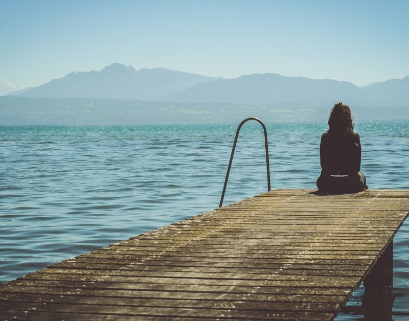 Hình ảnh cô gái quay lưng ra biển, một khung cảnh ảnh biển buồn​, ai mà biết cô ấy đang nghĩ gì!