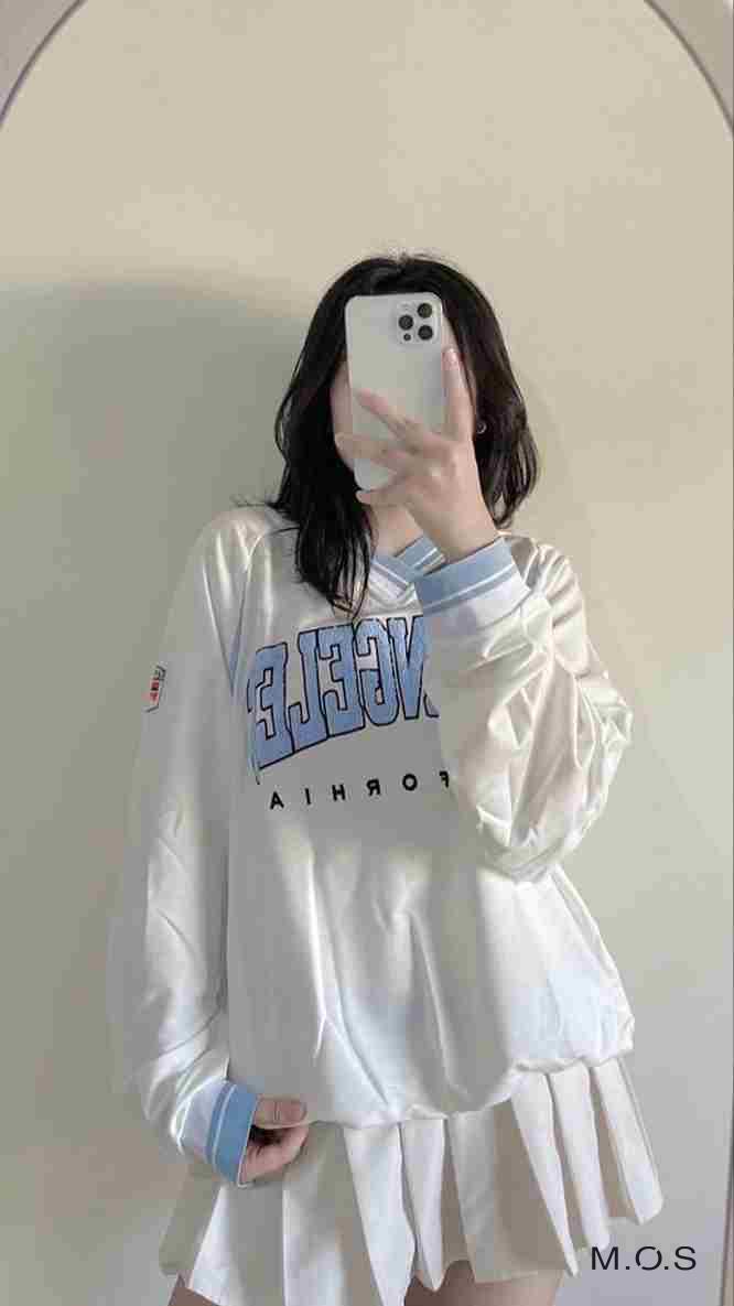 Cô gái xinh đẹp che mặt với ánh nhìn cuốn hút