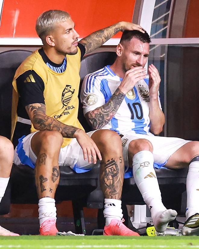 Hình ảnh Messi khóc đầy xúc động.