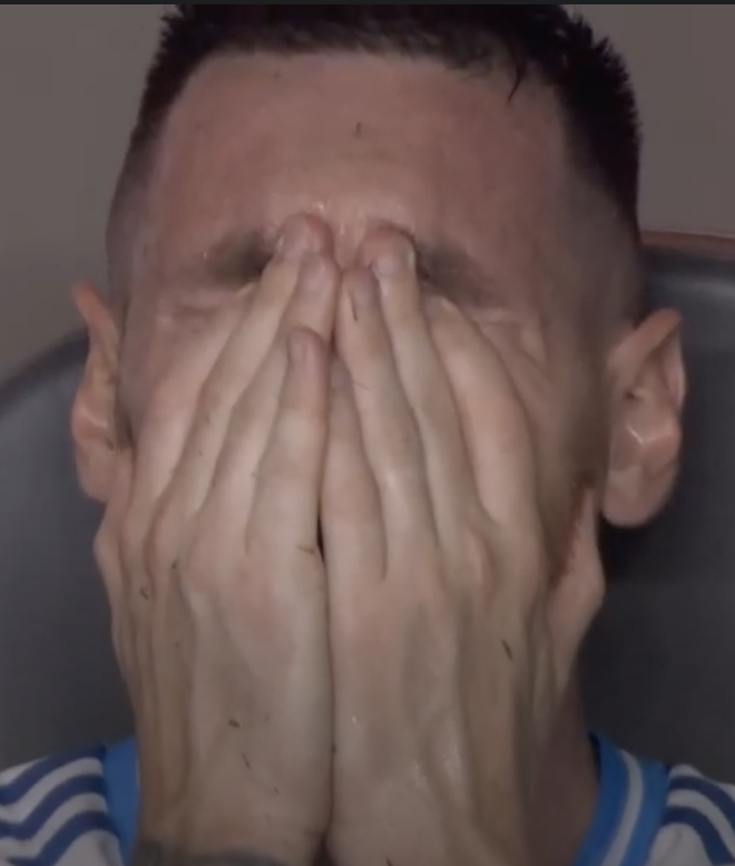 Hình ảnh Messi khóc trong trận đấu, biểu lộ cảm xúc sâu sắc