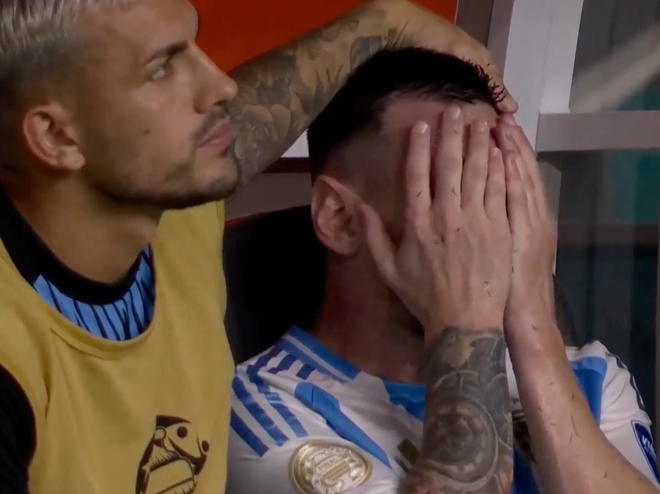 Bức ảnh Messi khóc đầy xúc động.