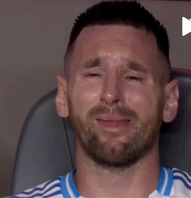 Bức ảnh Messi khóc sau một thất bại đầy tiếc nuối, thể hiện nỗi buồn sâu sắc