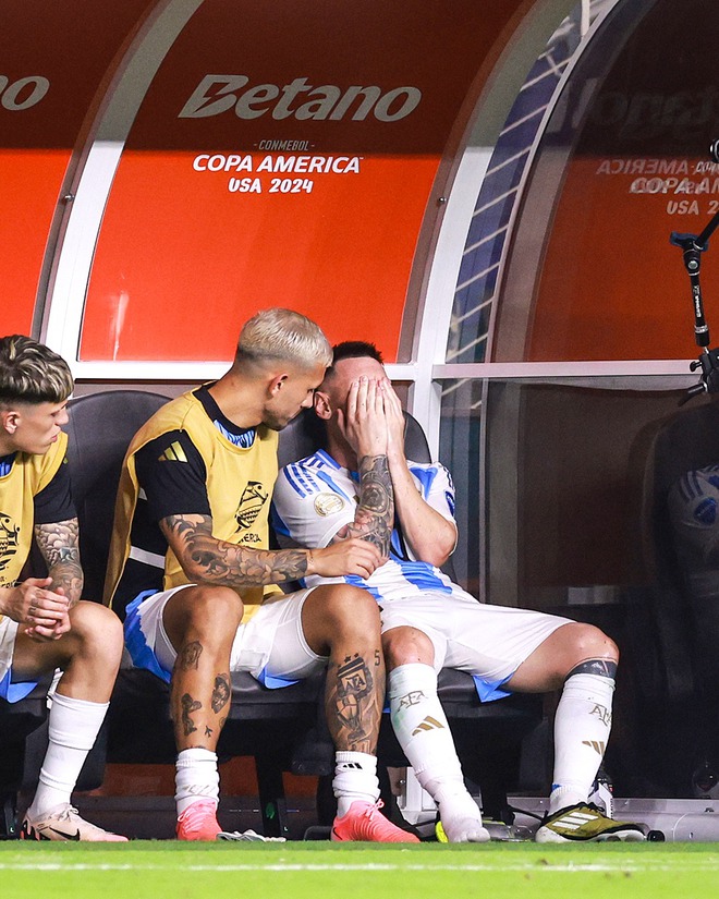 Hình ảnh Messi khóc trong trận đấu quan trọng.