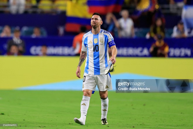 Hình ảnh Messi khóc khi đối diện với thất bại cay đắng.