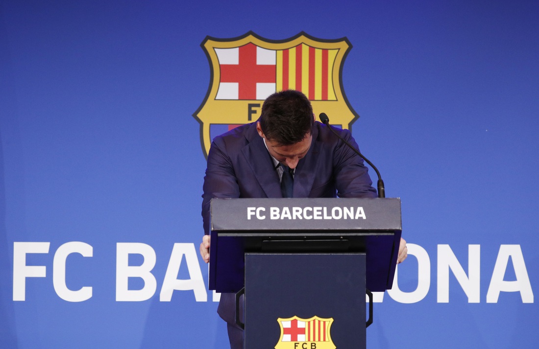 Hình ảnh ảnh messi khóc​ thể hiện sự đau buồn và tiếc nuối trên sân cỏ.