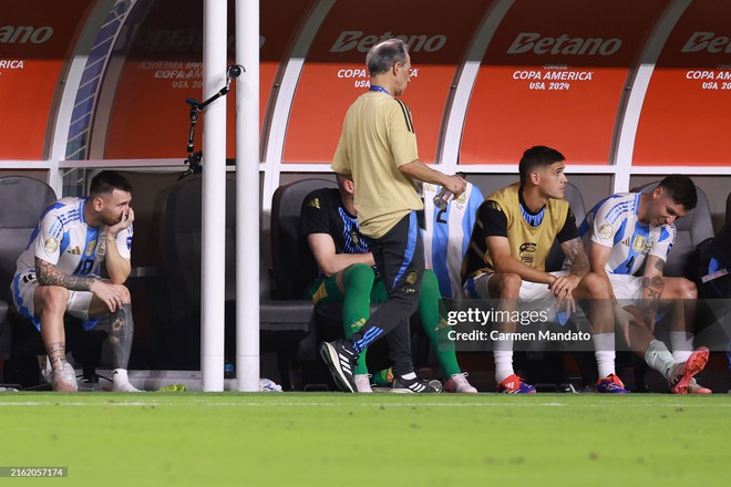 Hình ảnh Messi khóc thể hiện cảm xúc thật