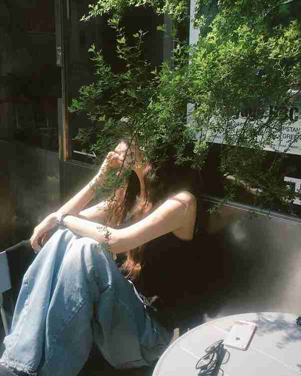 Ảnh gái đẹp che mặt với phong cách thời trang ấn tượng và ánh mắt cuốn hút.