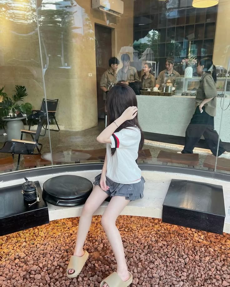 Hình ảnh gái đẹp che mặt với phong cách thời trang ấn tượng và quyến rũ.