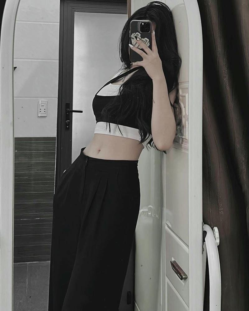 Hình ảnh gái đẹp che mặt với phong cách thời trang cá tính, thể hiện sự quyến rũ và bí ẩn.