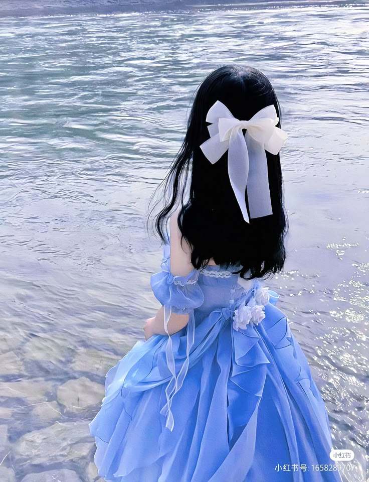 Hình ảnh cô gái đẹp che mặt mang vẻ đẹp huyền bí và quyến rũ