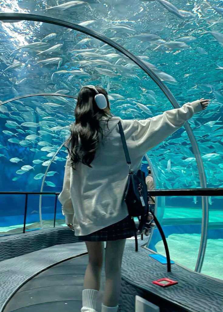 Hình ảnh gái đẹp che mặt tạo cảm giác tò mò và lôi cuốn.