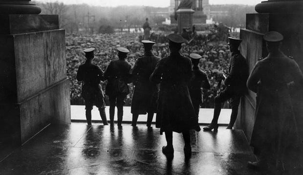 Adolf Hitler nghiên cứu bản đồ châu Âu trong bối cảnh lịch sử