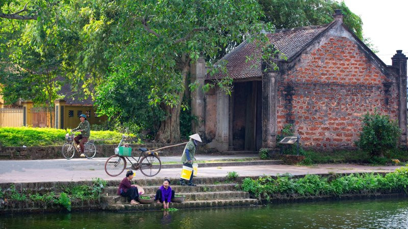 Ngôi nhà cổ với mái ngói đỏ và tường đá, khung cảnh bình yên và vững chãi.