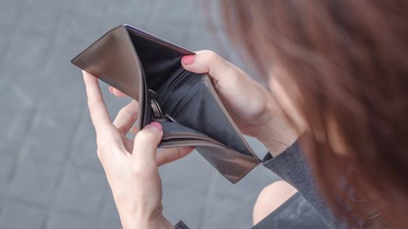 Ảnh chế ví trống rỗng với biểu cảm buồn bã