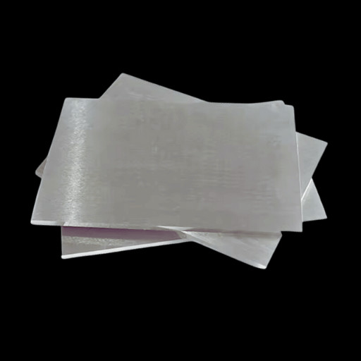 Ảnh hưởng của tạp chất và cấu trúc tinh thể lên màu sắc của titan tự nhiên.