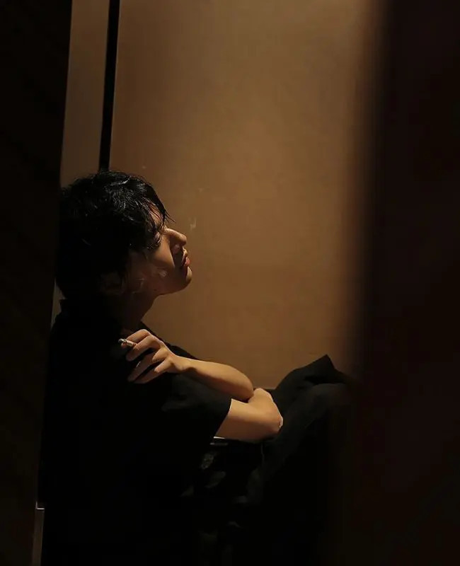 Ảnh sadboiz nam giới trầm ngâm suy nghĩ bên cửa sổ