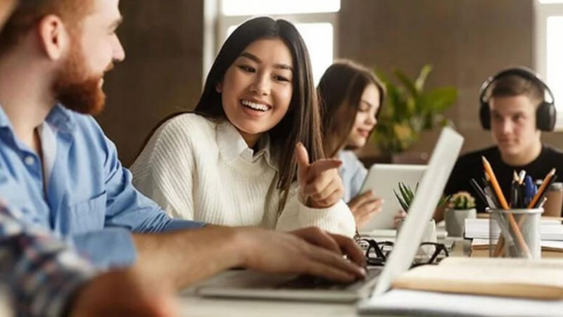Bàn tay đang làm việc trên laptop với dữ liệu hiển thị, thể hiện trải nghiệm thực tế và áp dụng kiến thức chuyên môn của thực tập sinh.