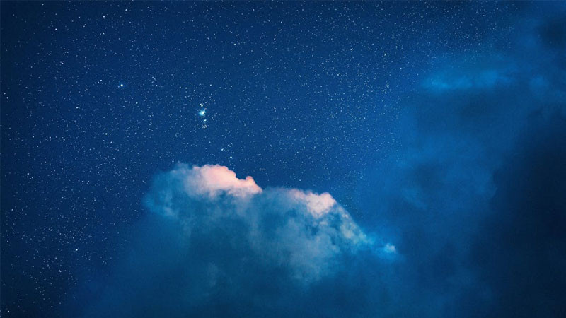 Bầu trời lofi lúc bình minh với những đám mây màu hồng tím