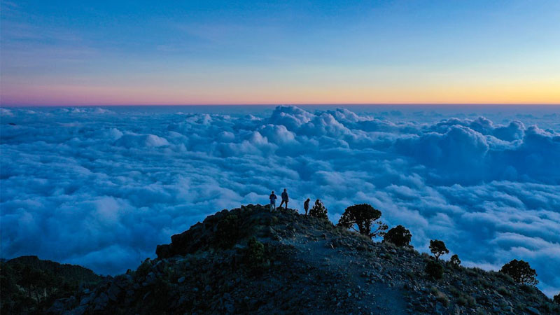 Bầu trời xanh lofi với những vệt mây trắng nhẹ nhàng