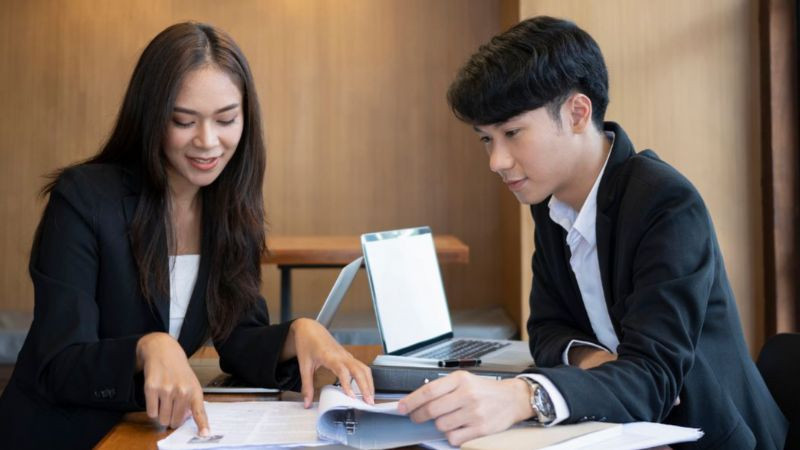 Biểu đồ và dữ liệu trên màn hình, minh họa công việc phân tích và báo cáo của Thực tập sinh Marketing.