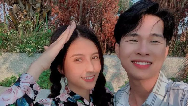 Biểu tượng cho hành vi "hám fame" - sẵn sàng làm mọi cách, kể cả gây sốc hoặc đi ngược lại chuẩn mực, để thu hút sự chú ý.