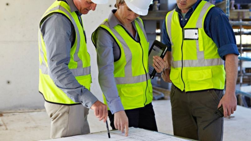 Biểu tượng thể hiện sự kết hợp giữa kiến thức chuyên môn, kỹ năng mềm và tư duy phân tích cần có ở một kỹ sư QS