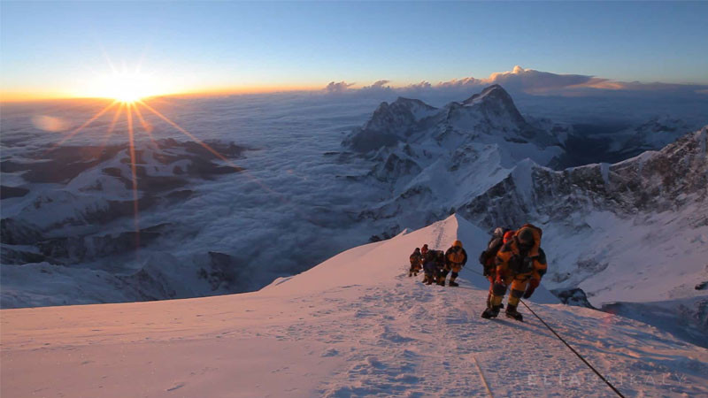 Bình minh trên đỉnh núi phủ tuyết