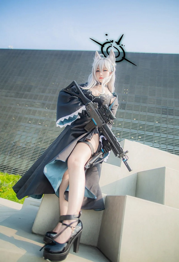 Bối cảnh chụp ảnh cosplay Shiroko mang đậm chất đường phố trong game