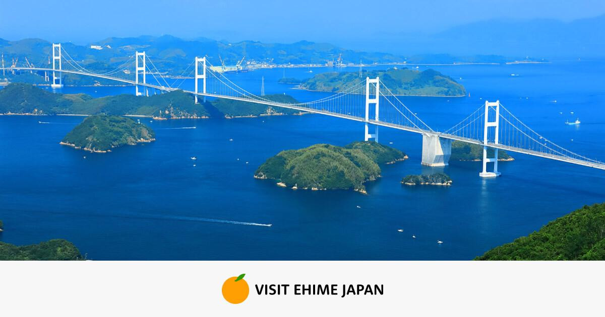 Một bức tranh phong cảnh màu nước hoàn thiện tuyệt đẹp với núi non, sông suối và cây cối rực rỡ