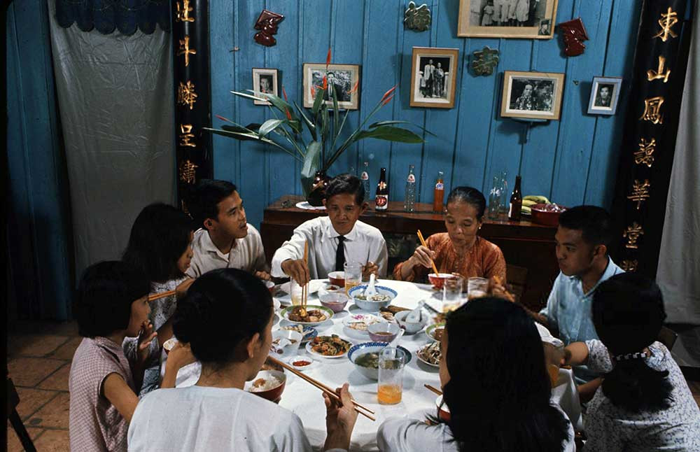 Cả gia đình cùng nhau thưởng thức bữa tiệc đầy tiếng cười