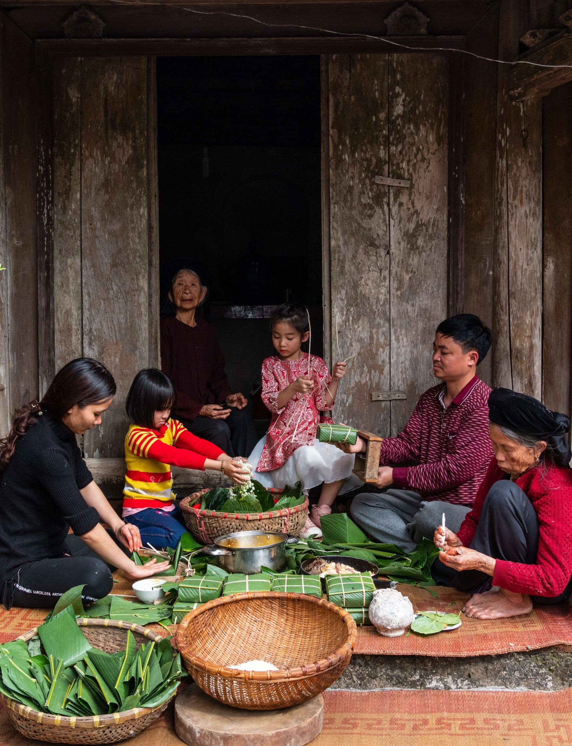 Các cháu quây quần cùng nhau tham gia gói bánh chưng ngày Tết