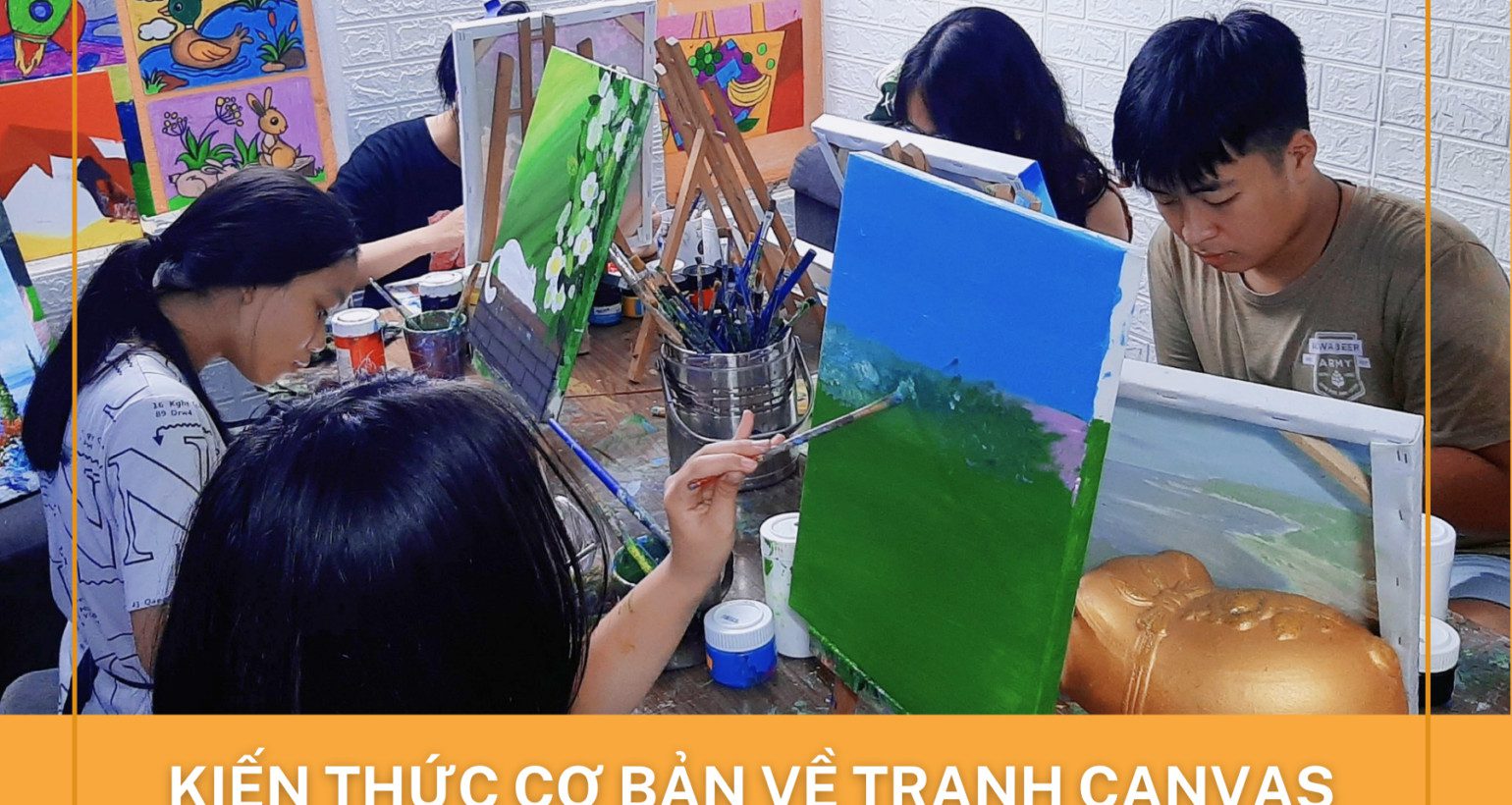 Cảnh sát phong tỏa và khám nghiệm khu vực phát hiện thi thể nạn nhân
