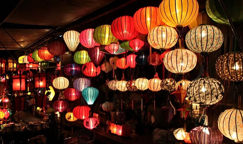 Cận cảnh những chiếc đèn lồng treo san sát tạo nên không khí lễ hội