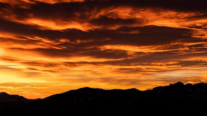 Cảnh bình minh rực rỡ giữa thung lũng núi