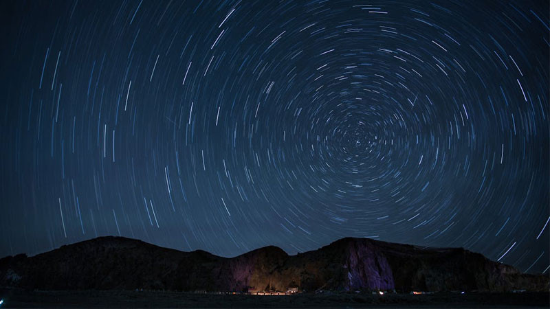 Cảnh hoàng hôn lofi với ánh nắng vàng cam trải dài chân trời