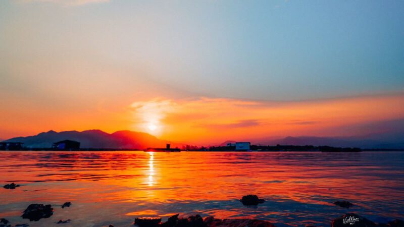 Cảnh hoàng hôn rực rỡ trên bãi biển vắng, mang đến cảm giác thư giãn tuyệt đối