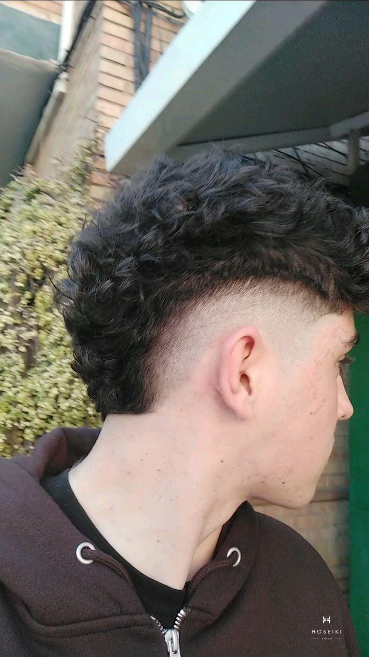 Chàng trai mỉm cười với kiểu tóc Mohican chéo được tạo kiểu gọn gàng