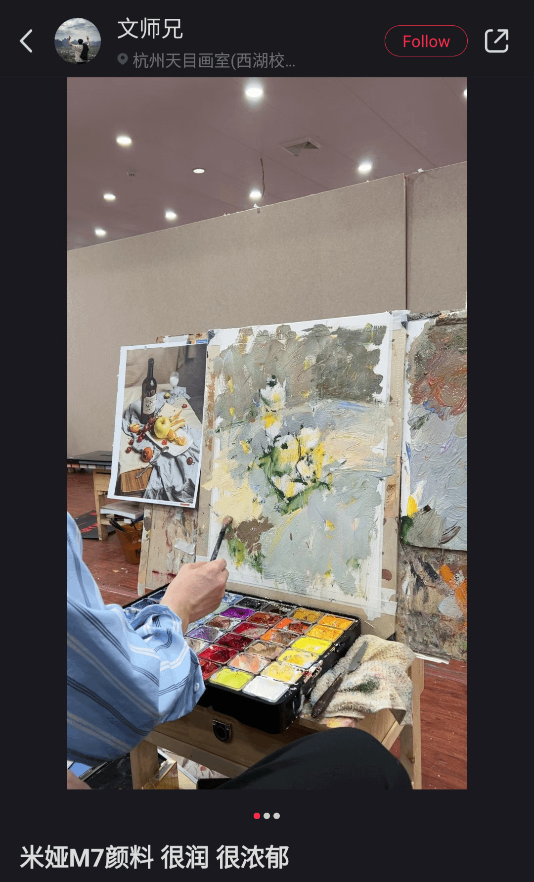 Bộ dụng cụ và các loại màu sắc đa dạng để vẽ bức tranh phong cảnh như màu nước sơn dầu acrylic