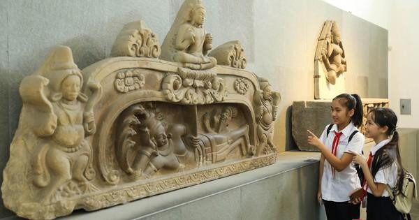 Cận cảnh chi tiết một bức tranh vẽ nhân vật văn học trong trang phục cổ xưa