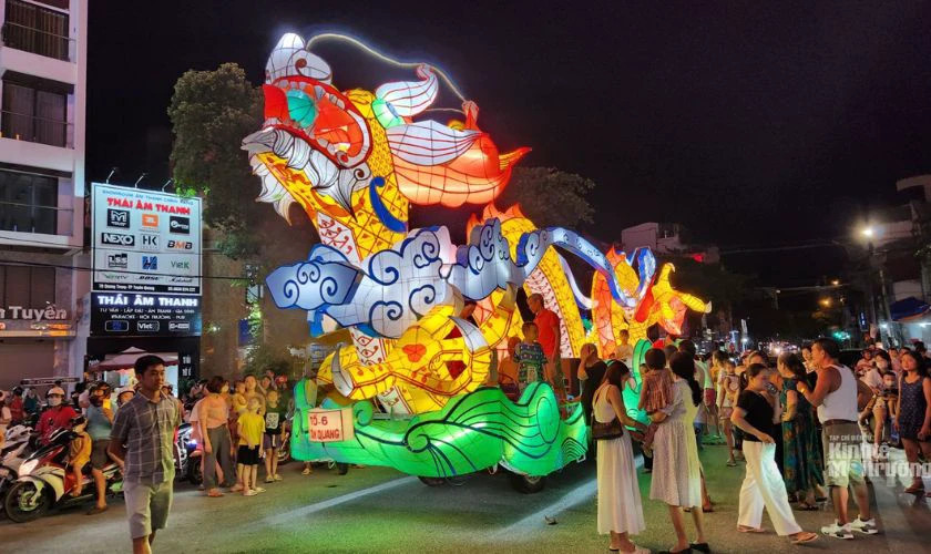 Chiếc thuyền rồng lớn được trang trí đèn lồng nổi bật trong lễ hội sông nước