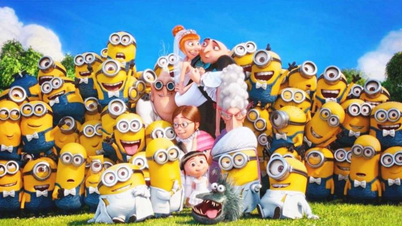 Chú Minion đang giơ tay chào với nụ cười