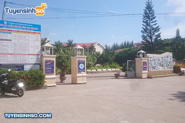 Cổng chính trường Cao đẳng Bình Định với kiến trúc đặc trưng