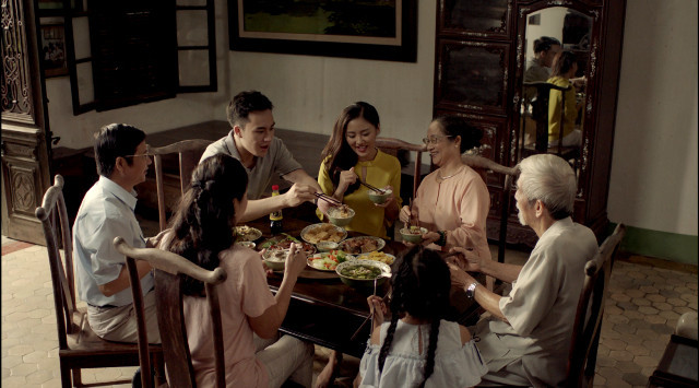 Đại gia đình nhiều thế hệ vui vẻ thăm lại quê nhà và ông bà
