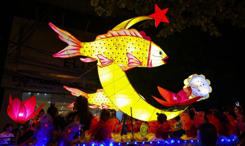 Đám đông người tham gia ngày hội rước đèn lồng rực rỡ đêm Rằm tháng Tám