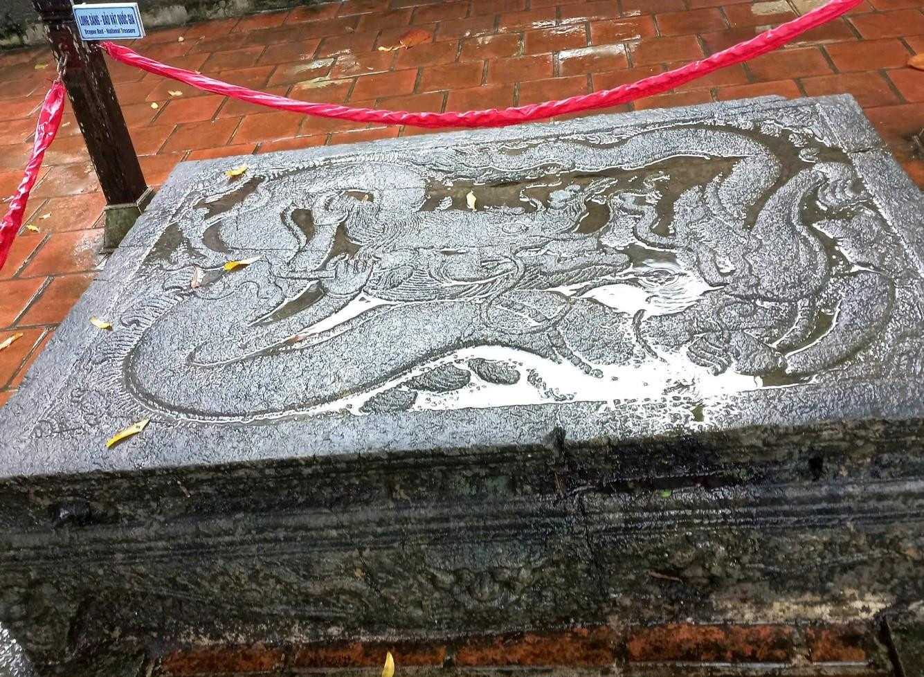 Chi tiết tượng rồng bằng đá thời Trần, thể hiện sự tinh xảo của nghệ thuật điêu khắc.