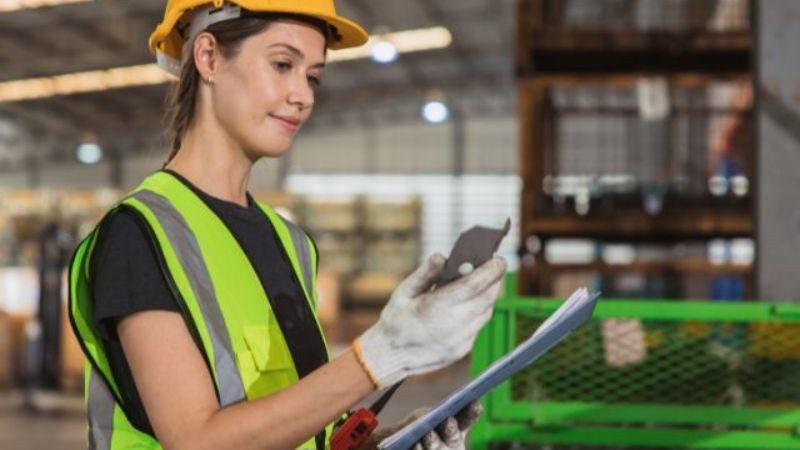 Đội ngũ QA đang thảo luận về quy trình đảm bảo chất lượng trong dự án xây dựng