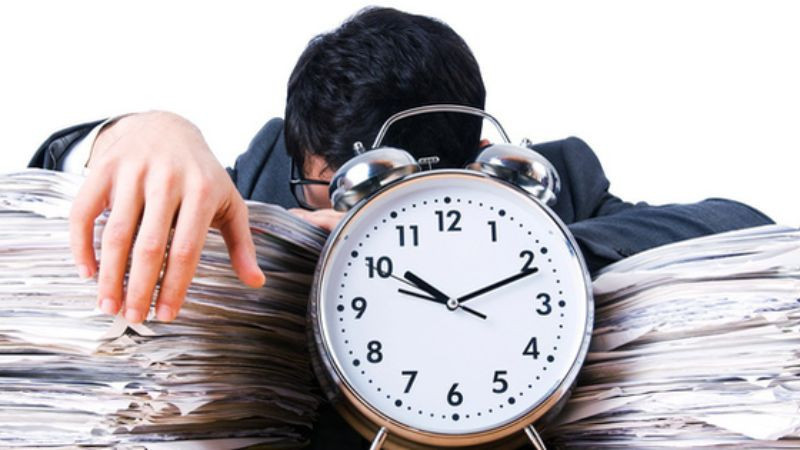 Đồng hồ cát và người thư giãn, minh họa tips giúp tiết kiệm thời gian