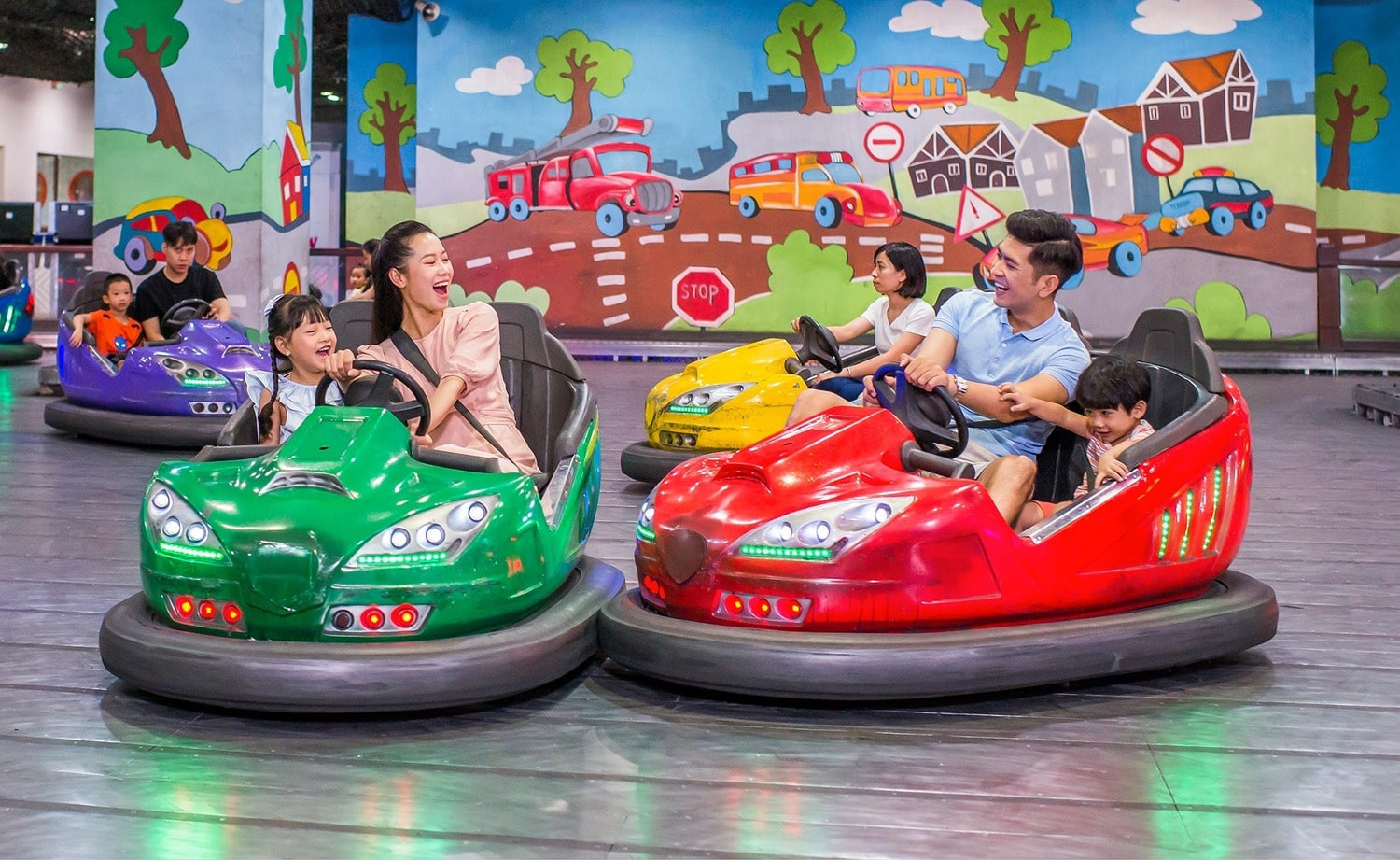 Gia đình cùng nhau hào hứng chơi trò "Xe điện đụng" tại khu vui chơi